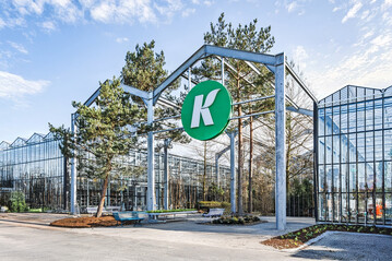 Die Architektur soll in den Hintergrund rcken, im Mittelpunkt steht die Natur  die Bume, die am Eingang aus der Gebudehlle herauswachsen, stehen sinnbildlich fr diese Herangehensweise an den Neubau.