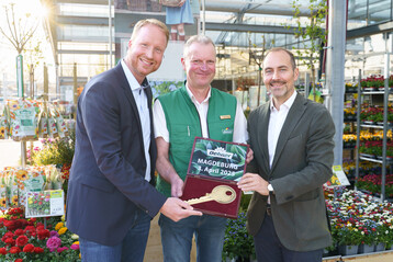 Schlsselbergabe an Marktleiter Frank Wecke durch Frank Bing (links, CSO Dehner) und Georg Weber (rechts, CEO Dehner)
