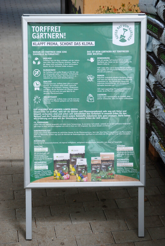 Fr weniger Stoplersteine bei der Umstellung: wichtige Informationen fr die Kunden ber torffreie Substrate auf einem Plakat zusammengefasst. Auch Flyer helfen bei der Aufklrung.