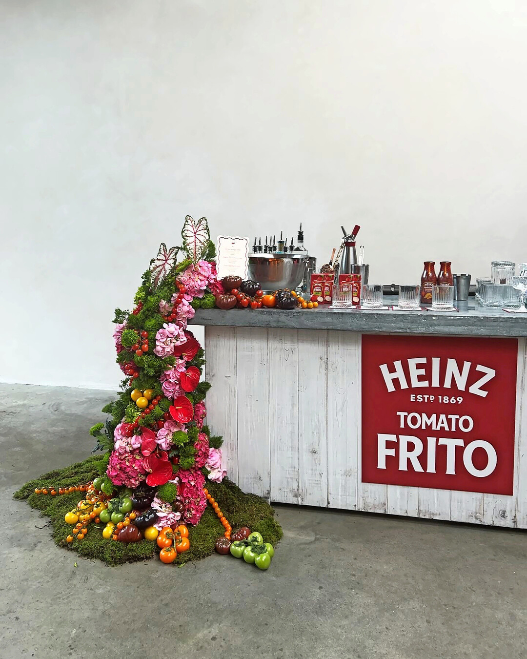 Ariella Hill wird oft gebucht fr Produktprsentationen. Sie hat sich einen Namen gemacht mit skulpturartigen Werkstcken aus Moos. In diese arbeitet sie dem Produkt entsprechend Blumen und Gemse ein. 
