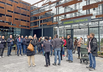 Das Garden-Paradise in Tramin stand bei der Tour kurz vor der Erffnung und erlaubte einen Rundgang durch einen Neubau, der direkt neben dem bisherigen Verkaufsgewchshaus der Inhaberfamilie Hofer entstanden war.