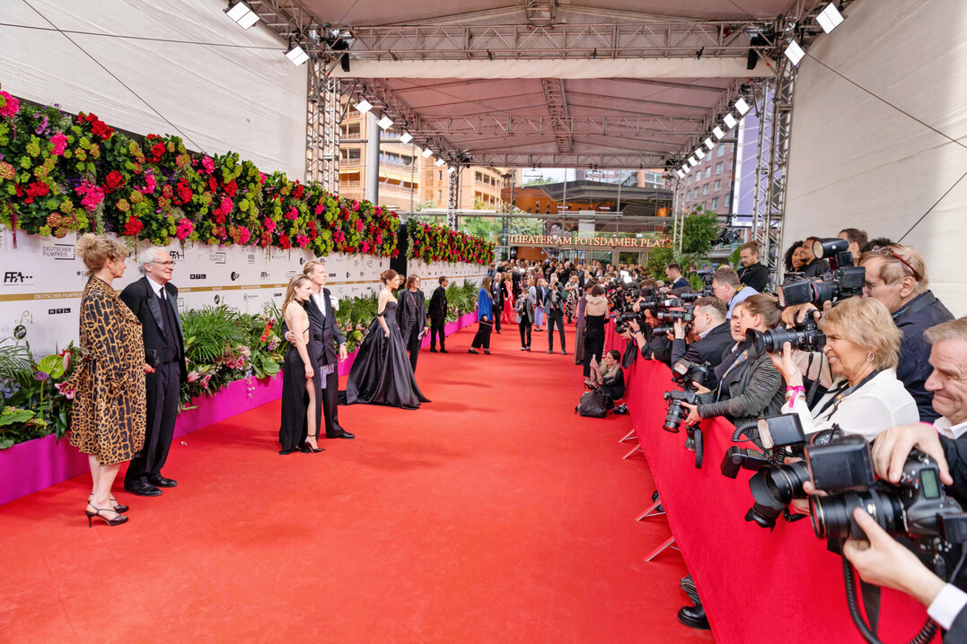 Die Bilder zeigen, wie die Initiative 1000 gute Grnde Blumen und Pflanzen an und auf den roten Teppich des Deutschen Filmpreis 2025 gebracht hat.
