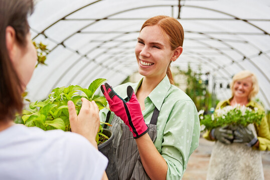 Mitarbeiter werden immer mehr zum Gastgeber und sollten vor allem freundlich und aufmerksam sein, um den Kunden ein angenehmes Einkaufserlebnis zu bieten.