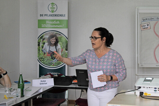 Die Referentin Katja Dittmar ist eine erfahrene Expertin der Branche und pr�sentiert die Kurs-Inhalte lebendig und anschaulich � ganz nach dem Motto der Pflanzenschule: �Lernen mit Spa� � aus der Praxis, f�r die Praxis.�