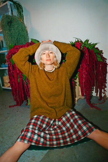 Ariella Hill in ihrem Atelier. 
<i>Amaranthus caudatus</i>
 verarbeitet sie in vielen ihrer Gestaltungen.
