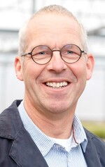 Michael Seuthe ist Inhaber von vier Gartencenter-Standorten in der Hamburger Region (www.seuthes.de). Er engagiert sich ehrenamtlich unter anderem als Vorsitzender des Ausbildungsausschusses beim Wirtschaftsverband Gartenbau Niedersachsen/ Bremen. Gemeinsam mit Jens Schachtschneider ist er Initiator der Ausbildungsinitiative TAG – Top Ausbildung Gartenbau und Gründer der Pflanzenschule.