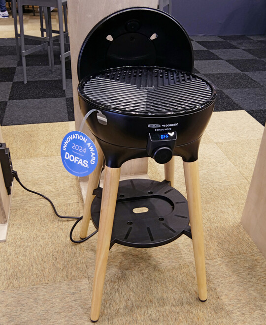Für Design und technische Ausstattung wurde der „E Braai 40 FS“ von Cadac mit einem „Innovation Award“ ausgezeichnet. <br />
<a href="https://www.cadacinternational.com/de/grills/" target="_blank" >www.cadacinternational.com</a>