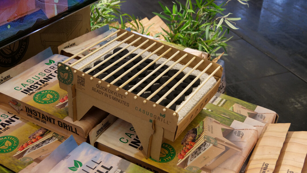 Die kologische Alternative zum herkmmlichen Einweggrill: der CasusGrill besteht aus Pappe, Bambus und Lavastein. Er brennt ohne Chemikalien, soll in fnf Minuten gebrauchsfertig sein und bis zu einer Stunde Hitze liefern. <br />
<a href="https://casusgrill.com/"  target="_blank" >casusgrill.com</a>