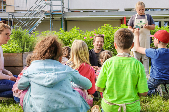 Die Pflege des Schulgartens der St. Josef Grundschule obliegt von Ostern bis zu den Herbstferien den dritten Klassen .