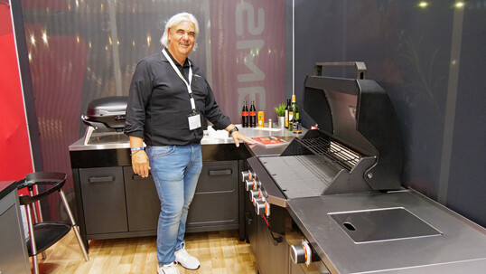 Die modular aufgebaute Outdoor-Küche von Hamson ist mit vielen Grillgeräten anderer Hersteller kompatibel. <br />
<a href="https://hamson-bbq.de/" target="_blank" >hamson-bbq.de</a>