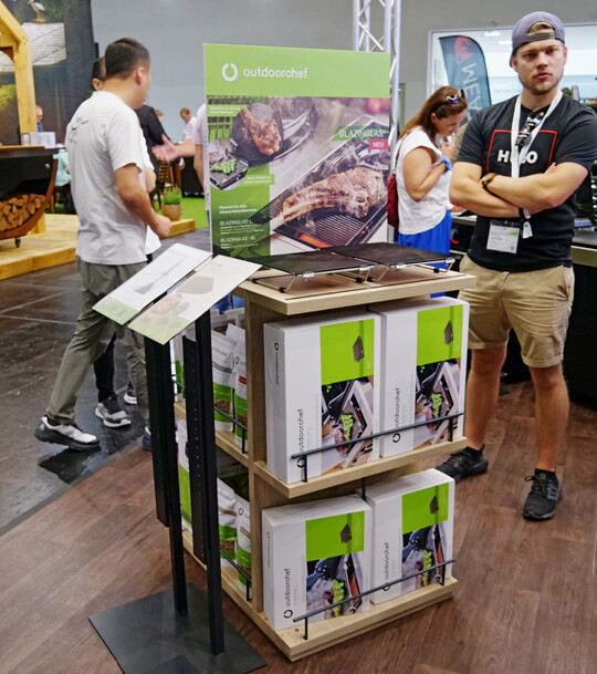 Sowohl der neue „Smoke“ als auch das „Blazingglas“ sind erklärungsbedürftige Produkte. Eigens dafür entwickelte Displays sollen bei der Kommunikation der Produktvorteile am POS unterstützen und den Beratungsbedarf im Fachhandel minimieren.