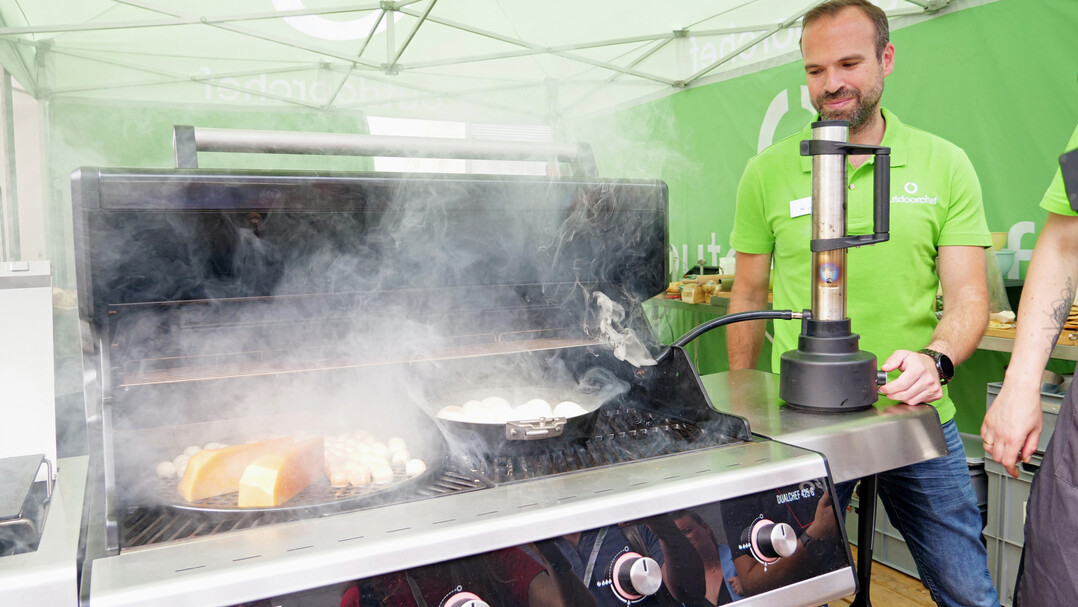 Eine der Outdoorchef-Neuheiten 2024: Der Kaltrauchgenerator Smoke mit dem Kalt-, Warm- und Heiruchern oder Aromatisieren mglich ist. Der Smoke ist mit jedem beliebigen Grill kompatibel. outdoorchef.com