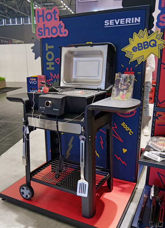 Mit einem auffälligen Display, das auch dem Handel zur Verfügung gestellt werden soll, machte Severin auf seinen „Sevo“ aufmerksam. <br />
<a href="https://severin.com/de-de/grill/" target="_blank" >severin.com</a>