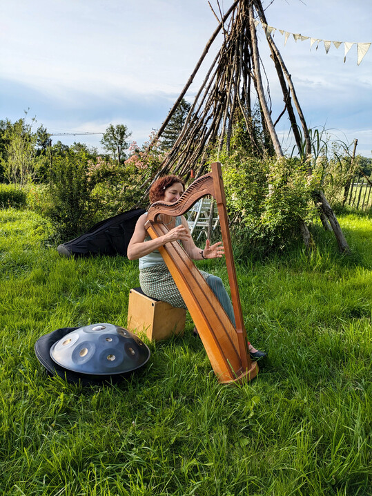 Zarte Klänge untermalen das kreative Arbeiten und Umherschweifen im Blumengarten. Im Tipi aus Zweigen kann, umhüllt von einem Stoffzelt, mitten in der Natur übernachtet werden.
