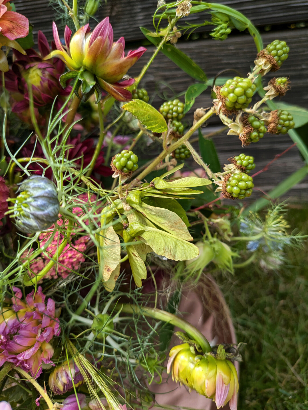 In den Struen gibt es absichtlich keinen Hauptdarsteller. Der Betrachter soll die vielen verschiedenen Floralien entdecken. Gerne nutzt Sebastian Conrad unterschiedliche Vegetationsperioden eines Materials in einem Werkstck und auch Verblhtes arbeitet er ein. 