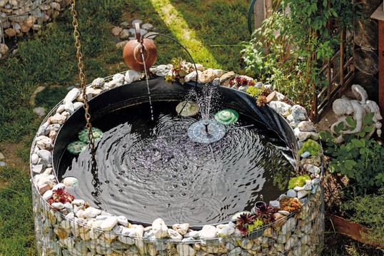 Das Gabionen-Wasserfass sammelt das wertvolle Nass im Garten oder auf der Terrasse.