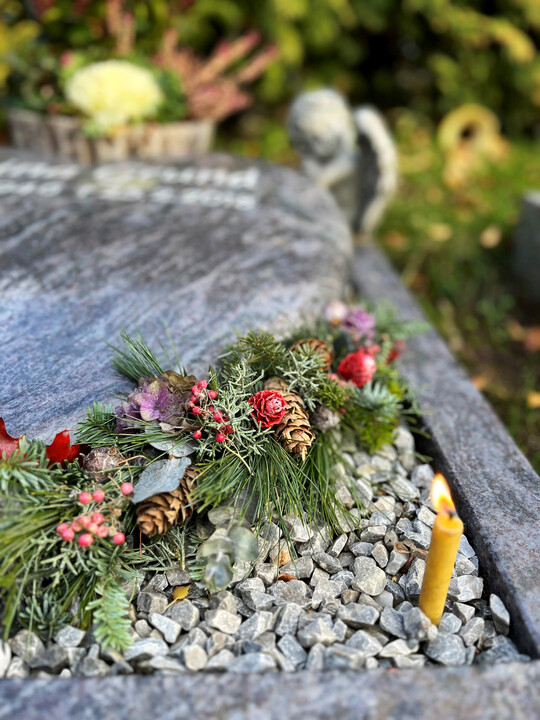 Gedenkfloristik mit Kerze