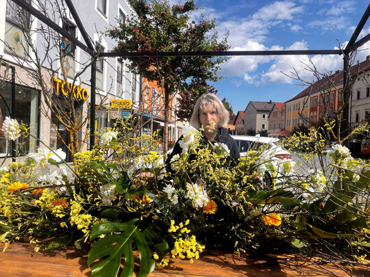 Mit ihrem floralen Kunstwerk vor dem Eingang zur frheren Stadtapotheke will Beatrix Schaffranka auf die Blumenschau im Inneren hinweisen. 