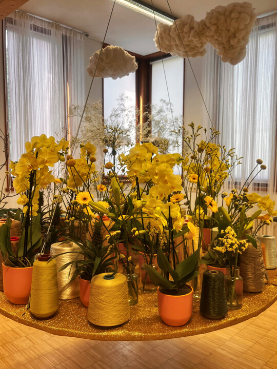Das Märchen „Frau Holle“ mit Blumen, Blüten und Spindeln prächtig inszeniert. Die Farbe gelb steht für Goldmarie.