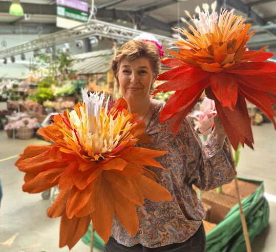 Marie-Luise Lebsanft arbeitet mit Floristen-Krepp oder Pergamin. 