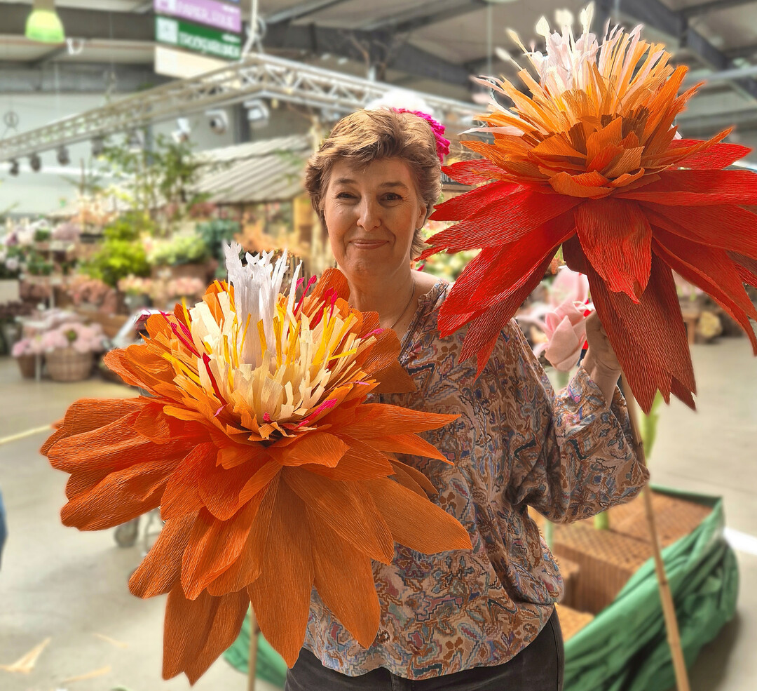 Marie-Luise Lebsanft findet, dass man mit Blüten aus Papier Wow-Effekte schaffen kann, die auch von Weitem wirken.