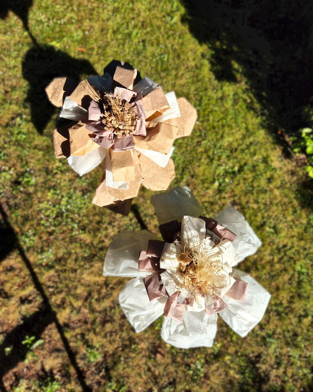 Papierblten lassen sich besonders klein oder auch in XXL ausarbeiten, damit man sie  beispielsweise in Blumenbgen  schon von weitem wahrnimmt.