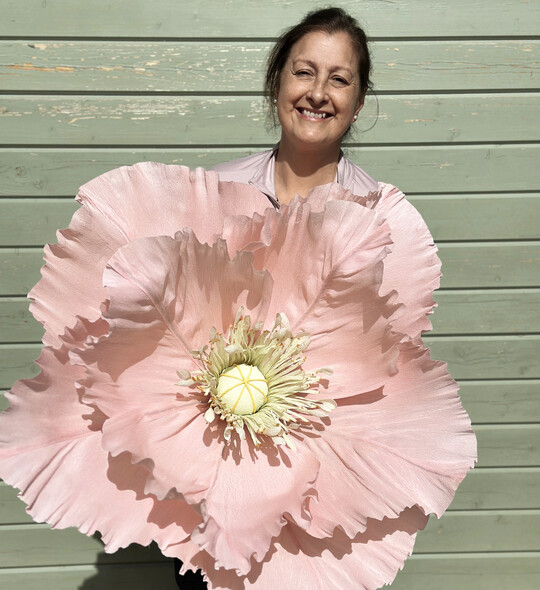 Vicky Fragio aus Galicien fertigt seit zwei Jahren auch Papierblumen.