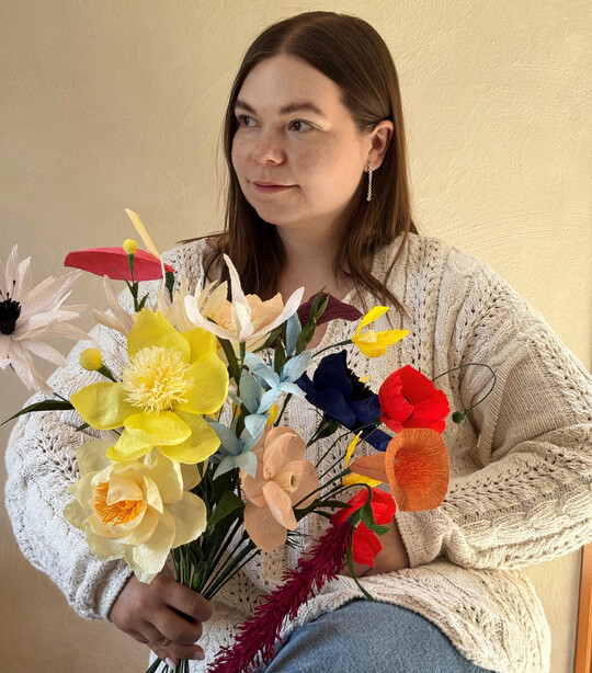 Kim Lübbehüsen ist Floristin und fertigt unter dem Label „papirblomma“ Einzelblüten aus Papier mit einem Durchmesser von bis zu knapp 30 Zentimetern.