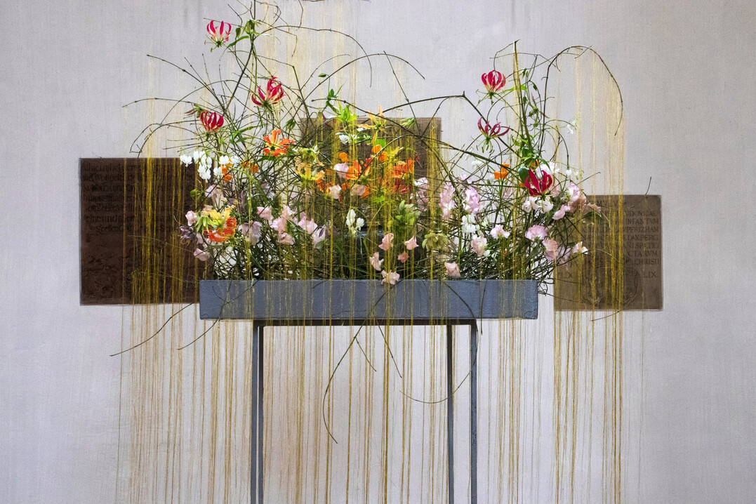 Dieses Trauerwerkstck ist von 
<b>Hyejin Son</b>
  eine leichte, offene Schale aus feinen Hartriegelzweigen und goldenen Seidenfden.