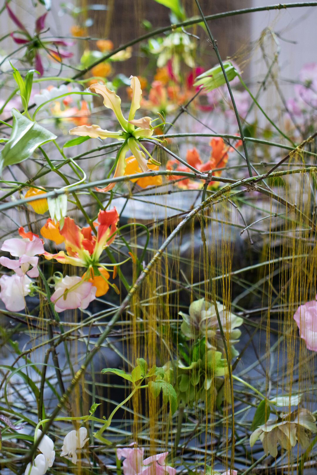 Auch heute drcken Blumen oft das aus, was sich mit Worten nicht sagen lsst. Die Urne Bltenrelief von Kati Jnger wird von zarten Blten, wie Wicke und Gloriosalilien, umtanzt.