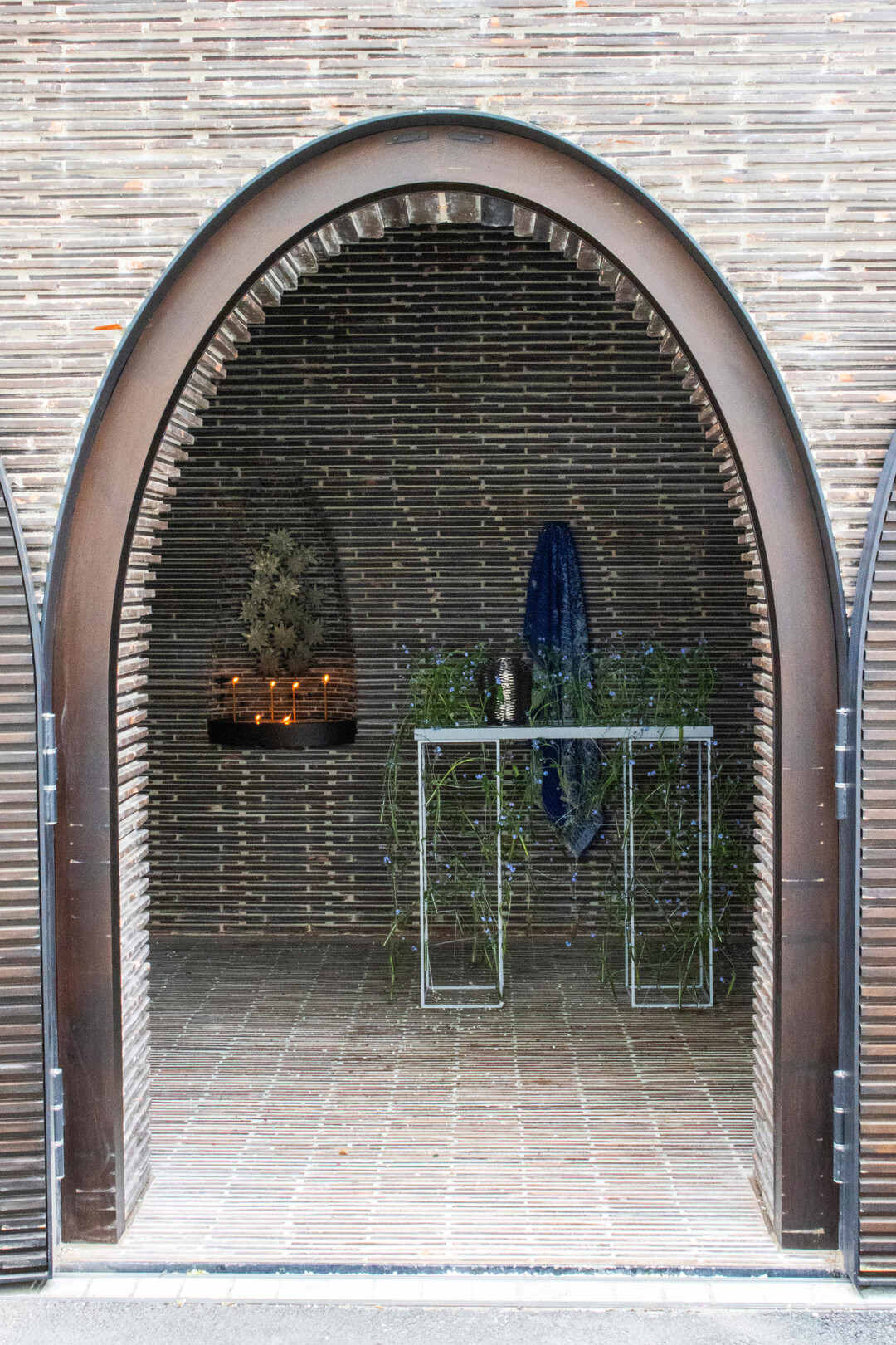 Manchmal brauchen Menschen andere Orte zu Trauerbewltigung als die Grber der Angehrigen. Wer Abschied nehmen muss, braucht Trost. Lieblingspltze wie zum Beispiel die Kiki Smith Kapelle knnen Vertrautheit schaffen und die Mglichkeit bieten, sich in geborgener Stille zu verabschieden.