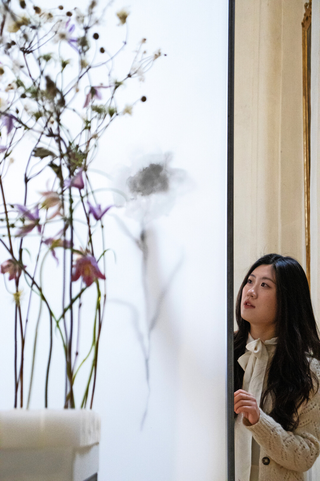 In der Urneninszenierung von 
<b>SunYoung</b>
 Youn tragen 121 Wachswrfel Blten und Fruchtstnde. 