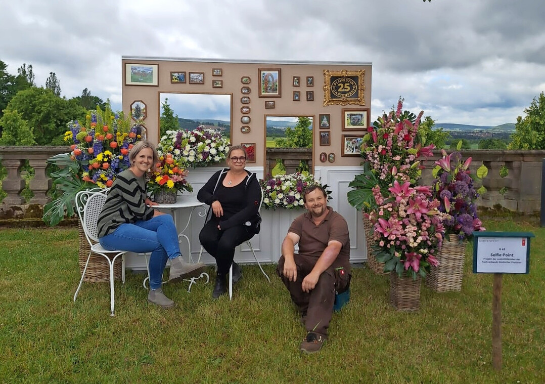 (v.l.n.r.) Karolin Rodeutsch vom Blumenldchen Fleck in Morles,Iris Stake, Fachlehrerin Eduard-Stieler-Schule Fulda und Andr Gottwald von der Gesteckoase Thalau in Ebersburg
