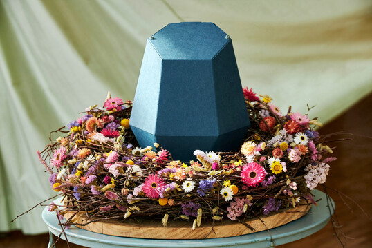 Die Urne Morgen erhielt von 
<b>Lisa Motullo</b>
 vonLiebste Blumen einen Birkenkranz mit Trockenblumen. 