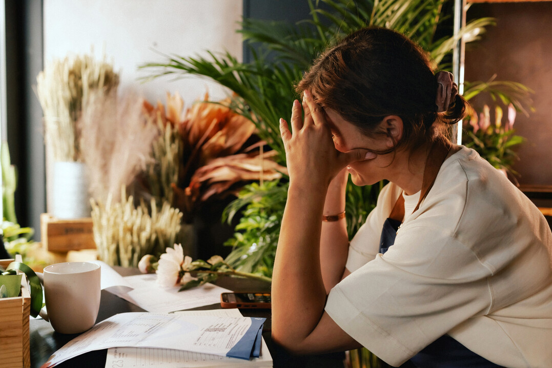 Viele Floristen kümmern sich in ihrer Aus- und Weiterbildung primär um das kreative Potenzial, während die betriebswirtschaftliche Steuerung oft vernachlässigt wird. Erst in finanziellen Engpässen sind die Betriebe alarmiert und versuchen dann mit hohem Aufwand, ihre Situation zu verbessern.