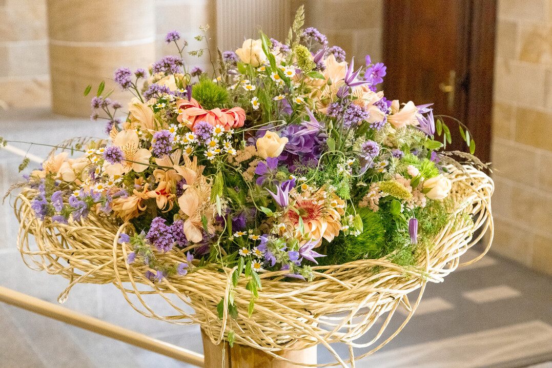 So entstand ein individuelles, aber natrlich wirkendes Gef, in dem Gartenblumen wie Storchenschnabel oder Salbei und regional erzeugte Blumen wie 
<i>Gerbera</i>
, 
<i>Alstroemeria</i>
, Bart-Nelken und Rosen in einer dekorativen Gestaltung ihren Platz finden. 