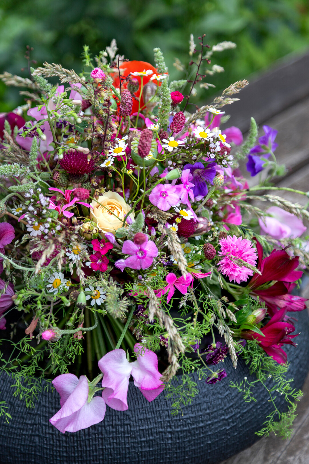 Regionale Blumen wie Geranien, 
<i>Sanguisorba</i>
, 
<i>Alstroemeria</i>
 und Gartenblumen wie Mohn, Tulpenfruchtstnde und Grser sorgen durch Vielfalt fr Hhen und Tiefen und spannungsreiche Kontraste.