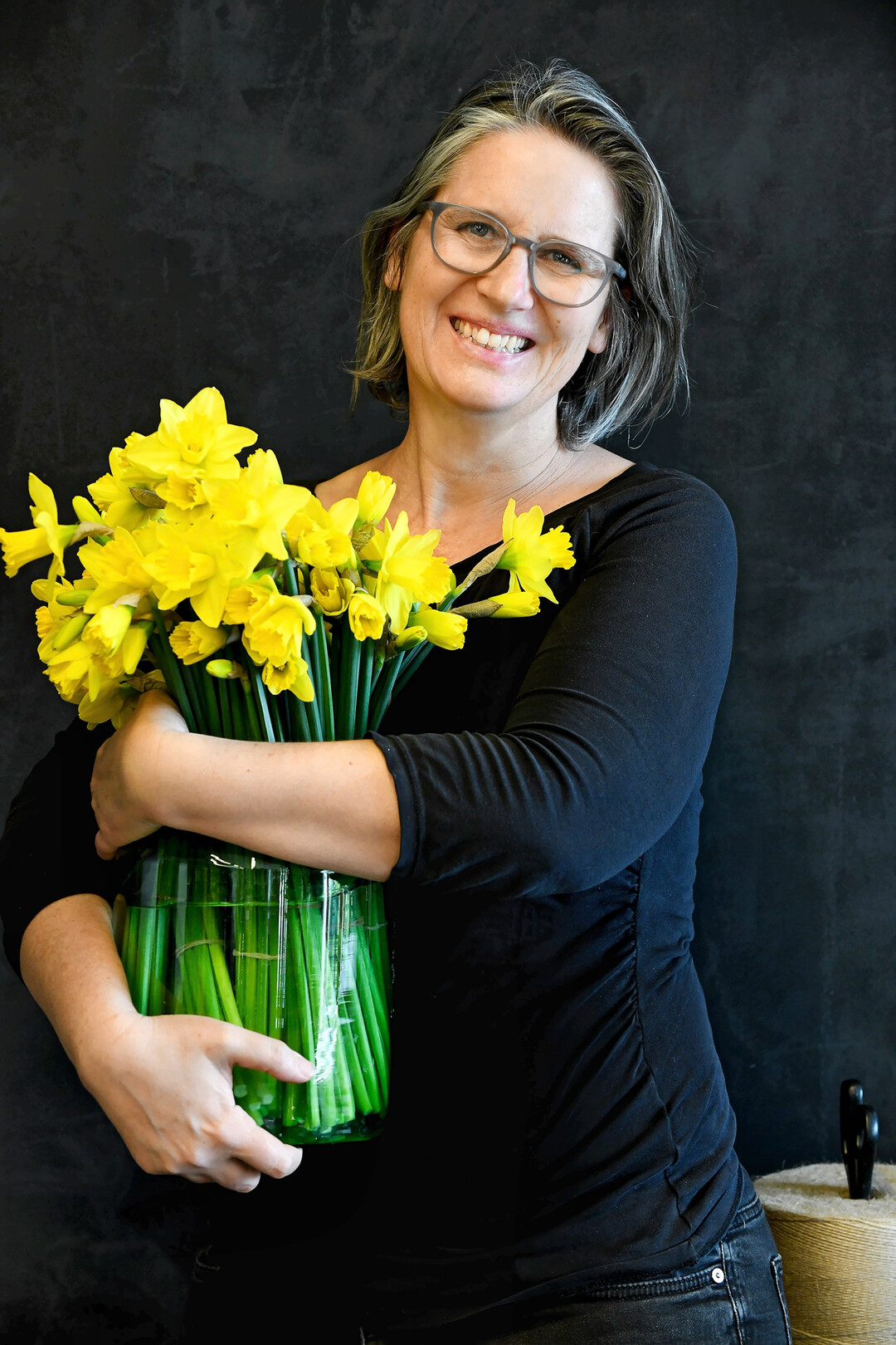 <b>Die Autorin: </b>
Margrit De Colle
<b> </b>
ist Soziologin und die erste Bioblumen-Unternehmerin sterreichs. Seit 20 Jahren ist sie mit ihrem Slowflower-Projekt Vom Hgel in der Steiermark selbststndig, dass sie mittlerweile mit einem Team von 15 Mitarbeiter(inne)n verwirklicht. 