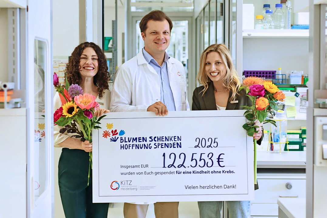 Freuen sich über das Spendenergebnis zugunsten der Kinderkrebsforschung: (v.l.) Kampagnen-Koordinatorin Frederike Scheurer, Christian Seitz, Forschungsgruppenleiter und Experte für Immuntherapie und Johanna Oberhollenzer, Koordinatorin von EU CAN KIDS.