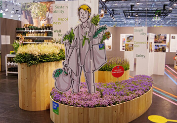 Ausgangspunkt der POS Green Solution Islands auf der spoga+gafa 2023 ist der Kunde und seine Bedrfnisse. Dabei verschwimmen bei er Darstellung des Kunden die Geschlechterrollen ganz bewusst  a la Harry Styles, der es liebt, in Sachen Mode Geschlechtergrenzen zu berwinden und mit seinem Look zu experimentieren  sei es mit einer farbenfrohen Manikre, einer Perlenkette oder einem kompletten Abendkleid. Im Mittelpunkt steht also weder ein bestimmtes Geschlecht oder Alter, sondern die Bedrfnisse wie Nachhaltigkeit, Einfachheit, Sicherheit, Glcklichsein und Gemeinschaft.