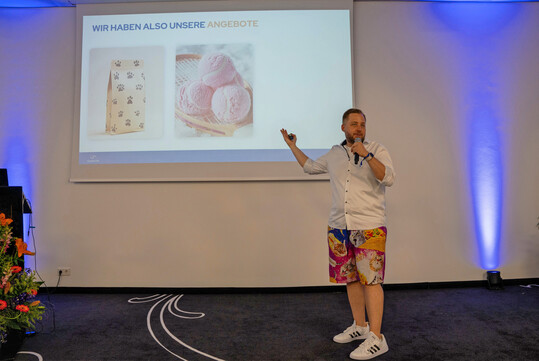 Kundendaten – Goldmine oder Datenschrott? Christian Steiner, Experte für KI-Workflows, erläuterte die Möglichkeiten personeller Kundenansprache per Newsletter.