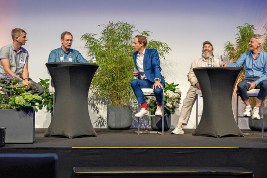Alexander Kremer (2. von l.) berichtete unter anderem, was ihn zur neuen Strategie für seine Gartencenter, sich wieder mehr an der Natur zu orientieren, bewog.