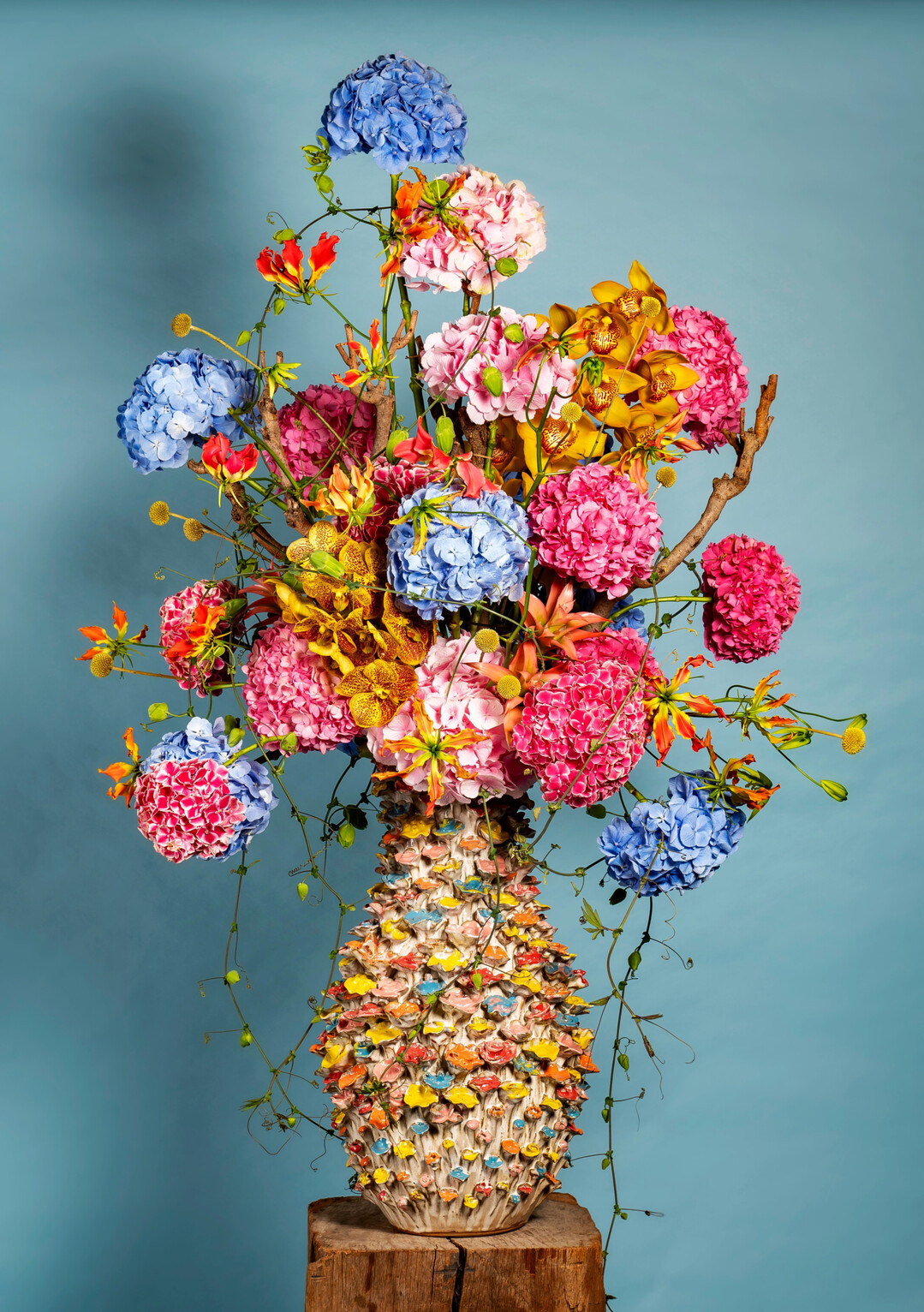 Atmosphre, Emotion und Geschichte  dieses Arrangement von Hanneke Frankema zeigt, wie die Hortensie durch Farbe und Struktur florales Design auf ein ikonisches Niveau hebt.