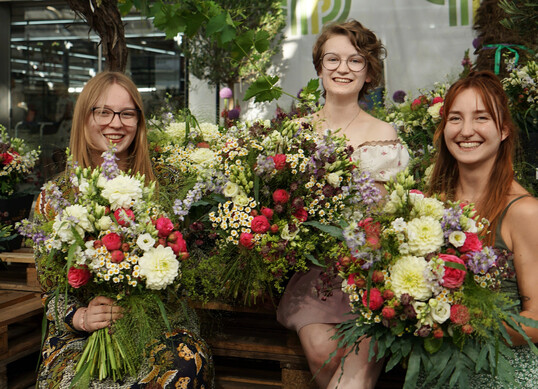 Der erste Platz ging an Mona Fiebich (Mitte), Blumen Pleuger GmbH in Freiburg, auf dem zweiten Platz folgt Jennifer Wehrbach (r.) von Stielsicher Floristik & Accessoires in Jagsthausen. Dritte wurde Waleria Schneider (l.) vom Blumenhaus Mayer in  Friedrichshafen.