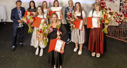 Vorne: Gewinnerin Stella Larimar, zweite Reihe von links: Zweitplatzierte Lilli Heuer sowie die Drittplatzierten Marietta Friedrich und Stefanie Felder, dritte Reihe: Bundesinnungsmeister Herbert Eipeldauer, Olivia Knoflach, Annalena Mühlbacher, Elisa Hartl und Organisator Landesinnungsmeister Josef Norz.