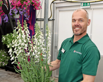 <i>Digitalis </i>
(Fingerhut) kommen derzeit in großer Vielfalt auf den Markt. Sander van der Meer von der Firma Takii zeigt ‘Hanabee F1 White’. Die Sorte gewann während der FlowerTrials den diesjährigen FleuroStar-Award.