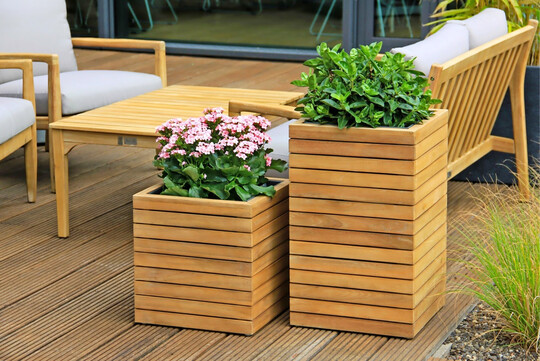 Gefe mit Charakter: Die Kanta Holzlinie passt zur modernen Formsprache im Garten.