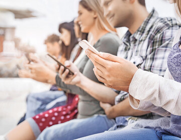 Immer mehr Menschen nutzen das Smartphone fr ihre Einkufe.