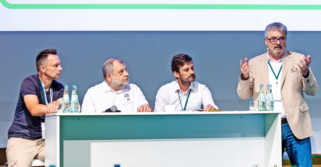 ber Chancen und Herausforderungen des BBQ-Marktes diskutierten (v.l.n.r.) Daniel Schellhoss, Geschftsfhrer des Klner Grill-Riesen Santos Grills; Norbert Jedrau, Geschftsfhrer des Grillherstellerverbandes BIAG; Dirk Weber, Head of Garden Divison bei OBI und BHB-Hauptgeschftsfhrer Dr. Peter Wst 