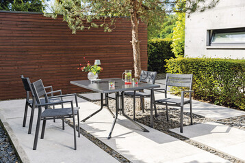 Lugano ist ein neu gedachter, stapelbarer Aluminium-Sessel in lssigem Design